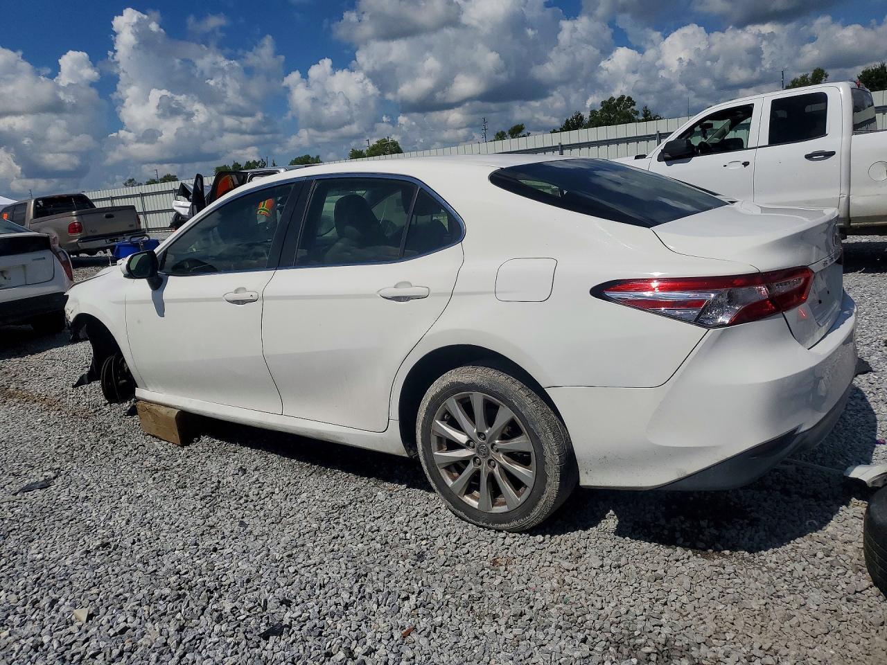2018 Toyota Camry Le - Фото 2
