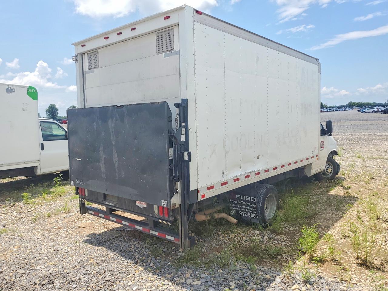 2016 Chevrolet Express G3500 Box Truck - Фото 3