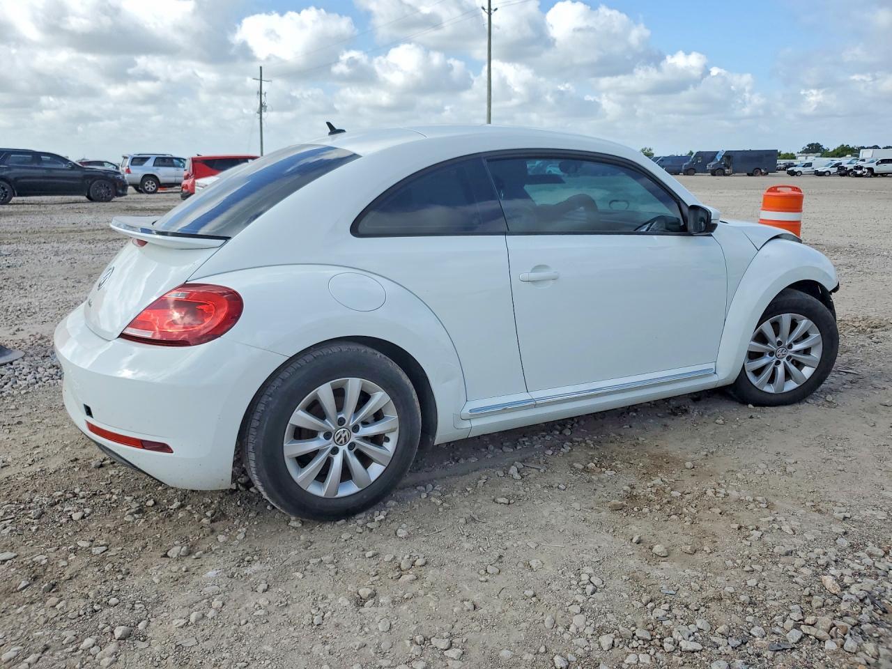 2019 Volkswagen Beetle S - Фото 3