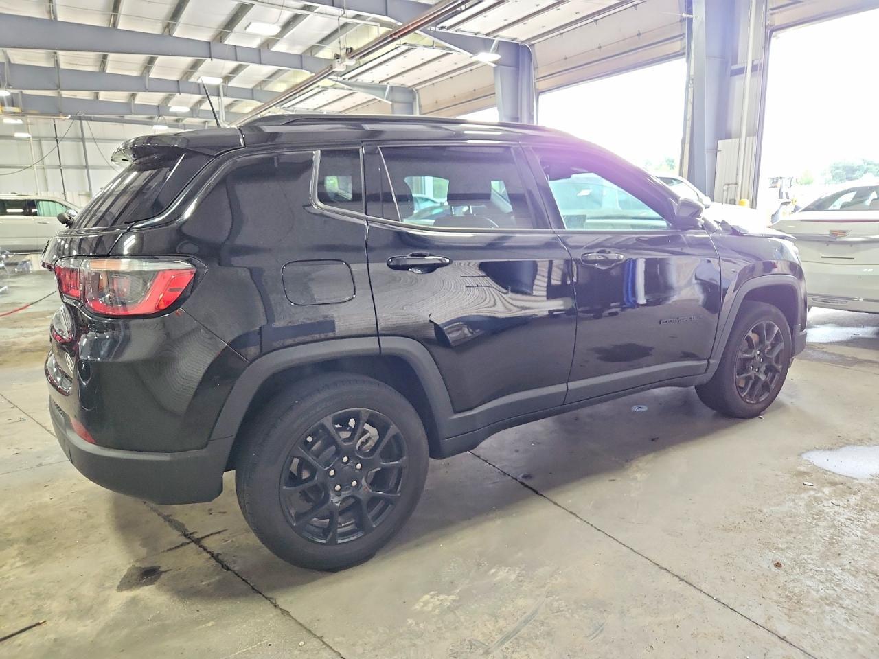 2023 Jeep Compass Latitude - Image 3