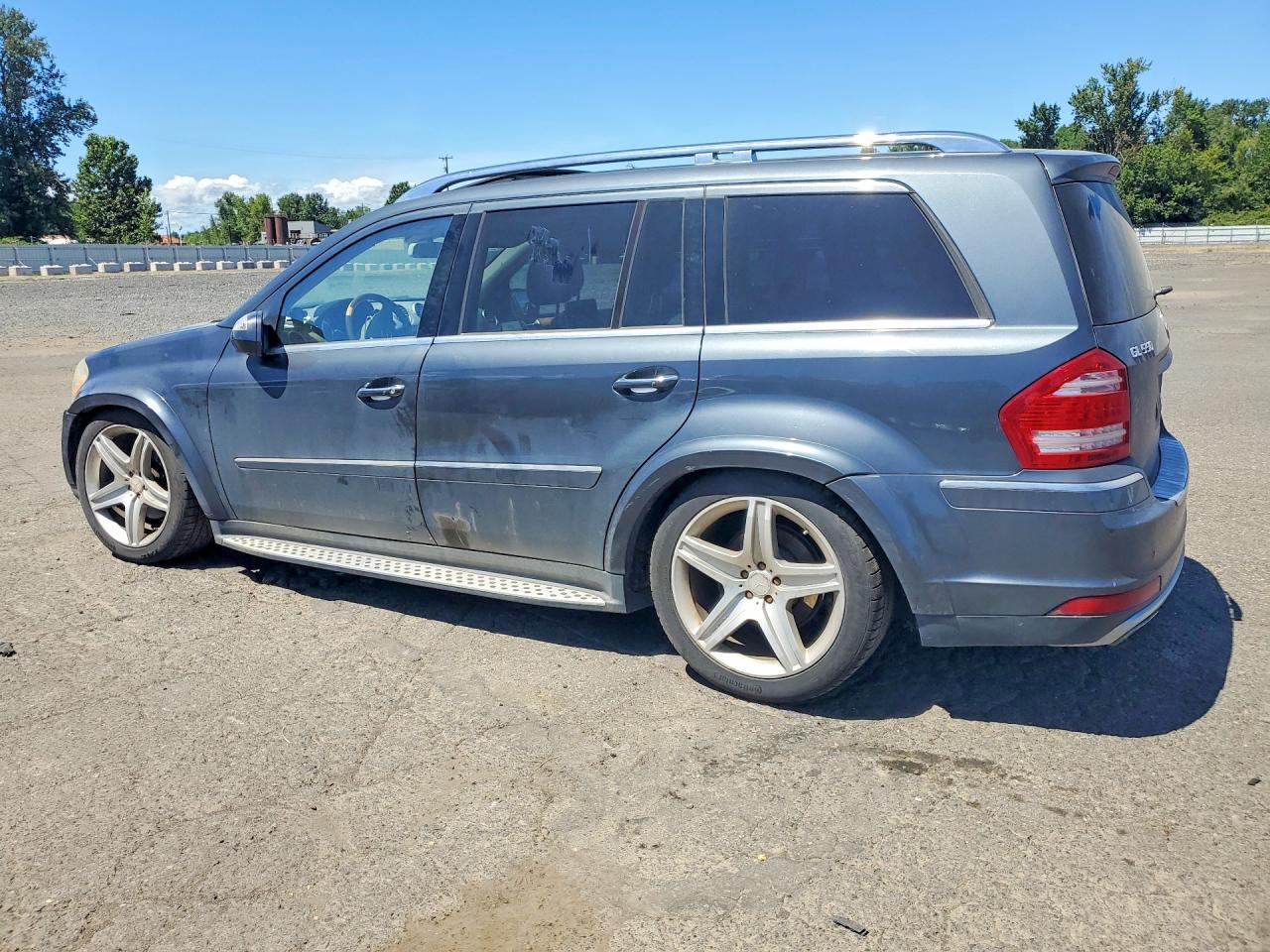 2010 Mercedes-Benz Gl 550 4Matic - Image 2