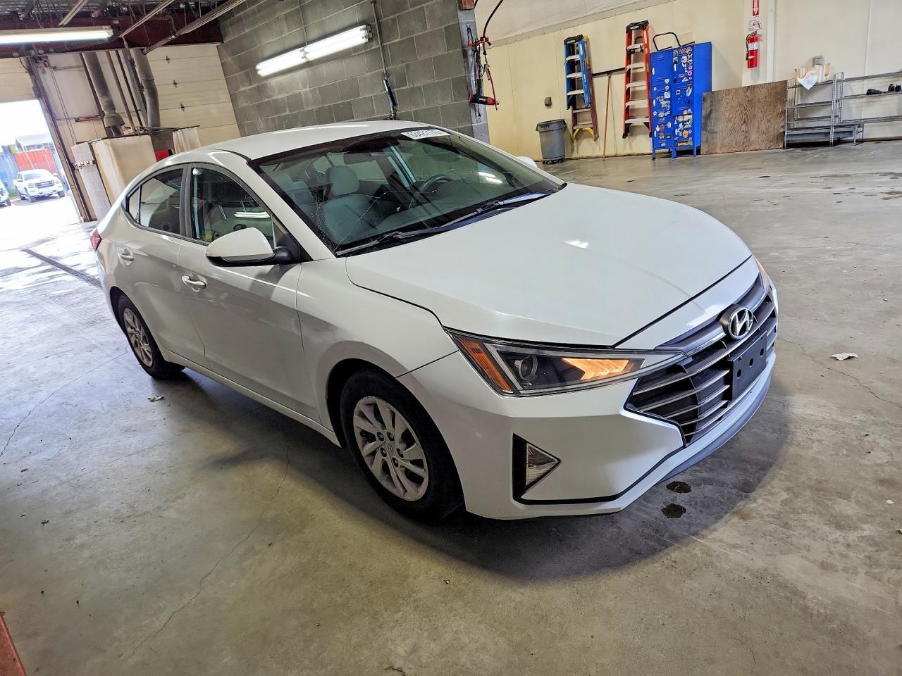 2020 Hyundai Elantra Se - Image 4