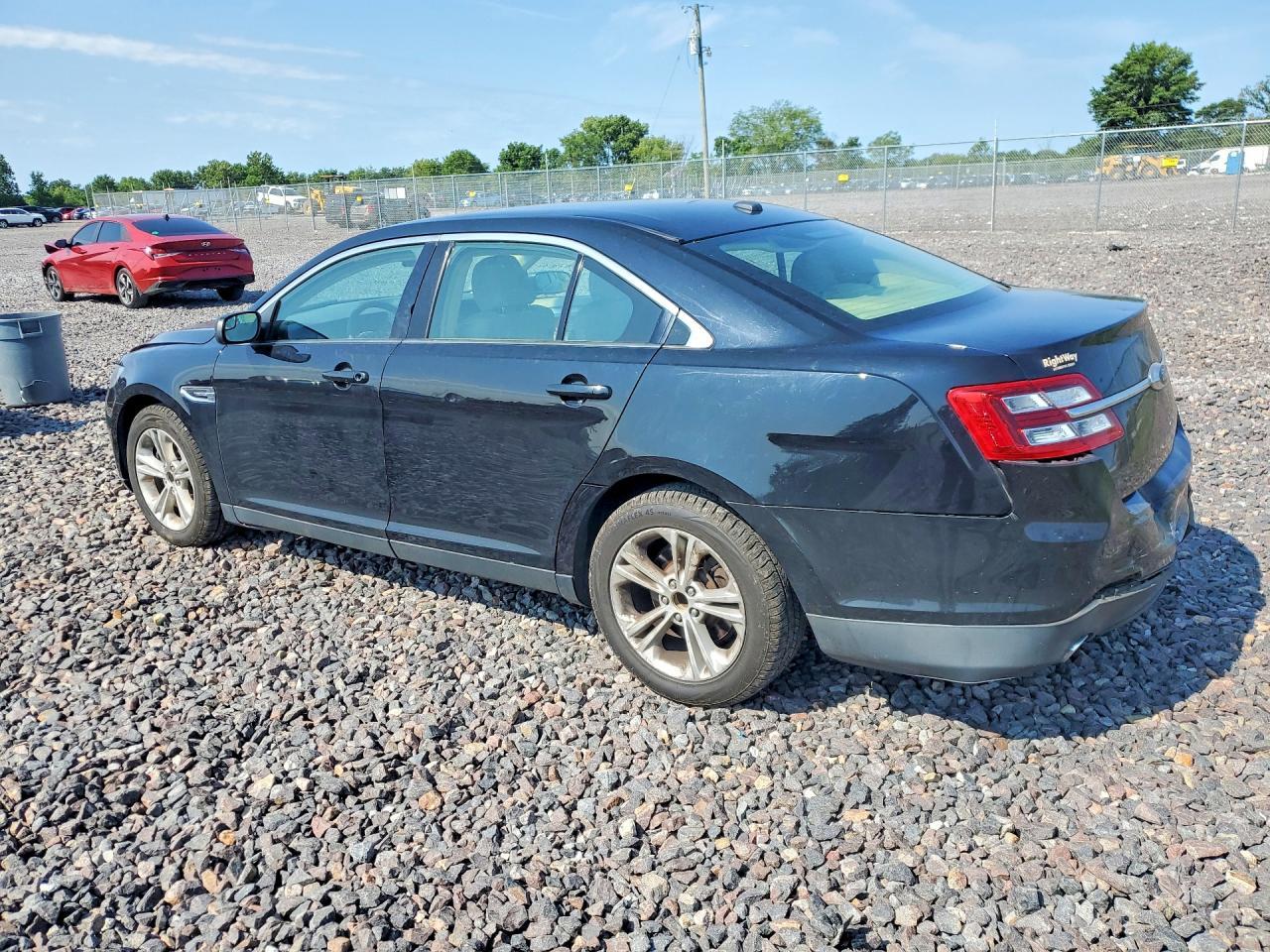 2017 Ford Taurus Se - Фото 2