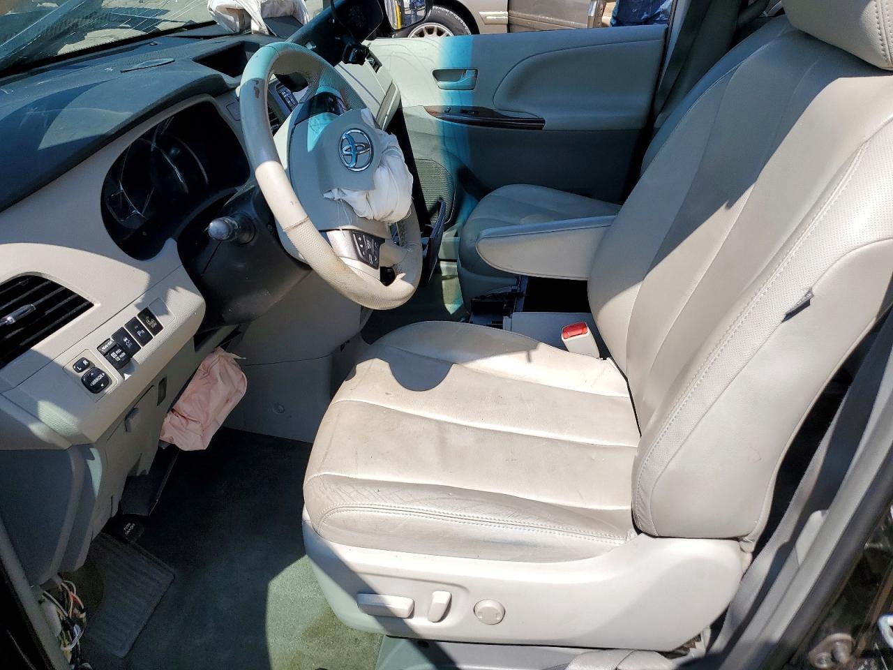 2014 Toyota Sienna Xle 8-Passenger - Image 7