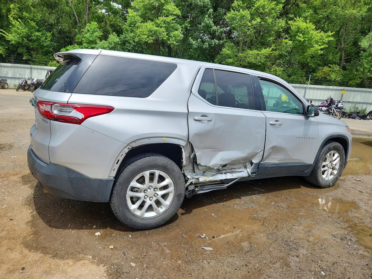 2018 Chevrolet Traverse Ls - Image 3