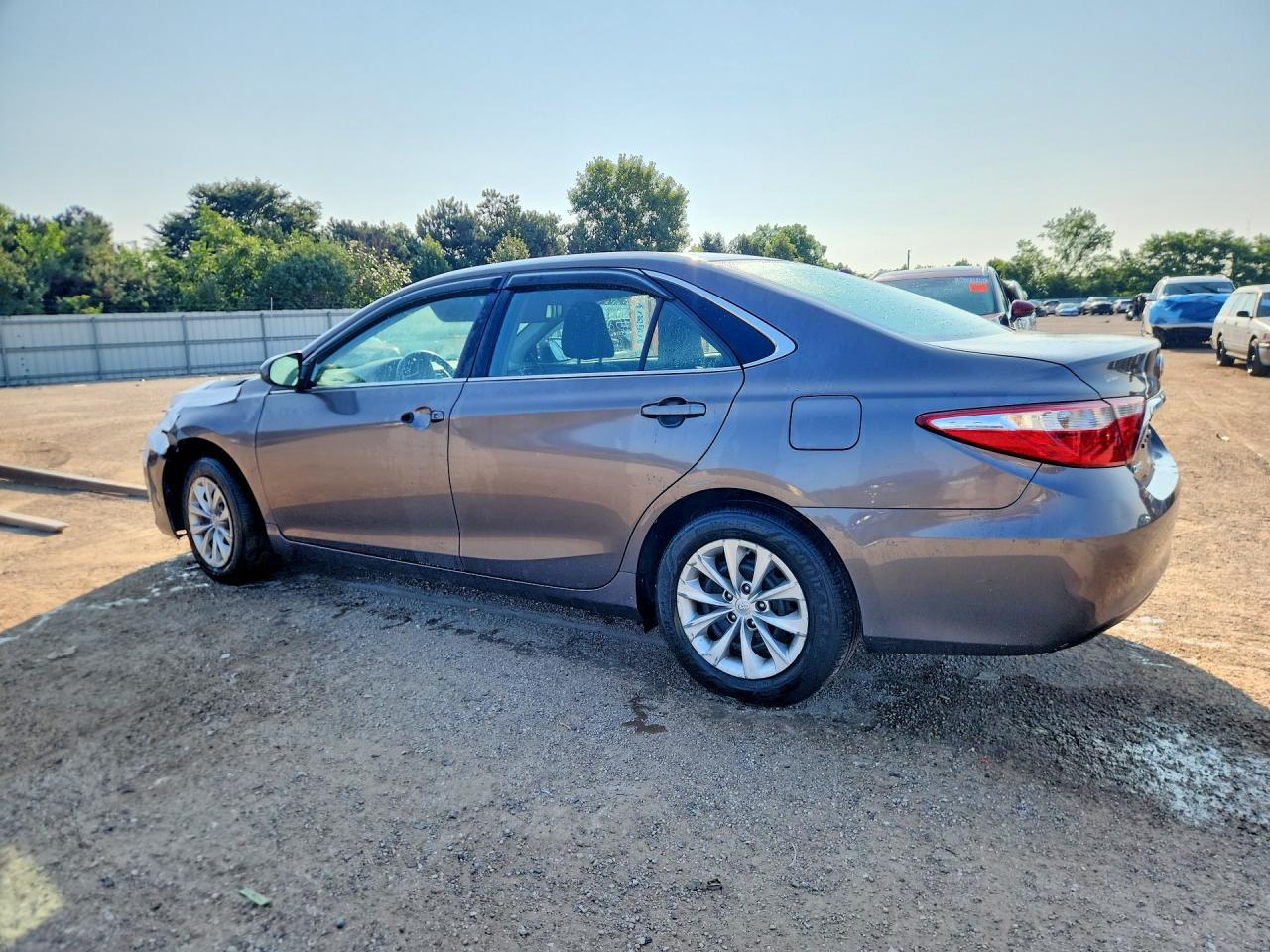 2015 Toyota Camry Le - Фото 2