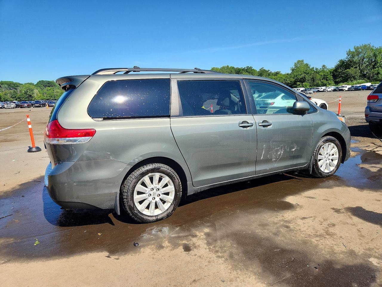 2012 Toyota Sienna Le - Image 3