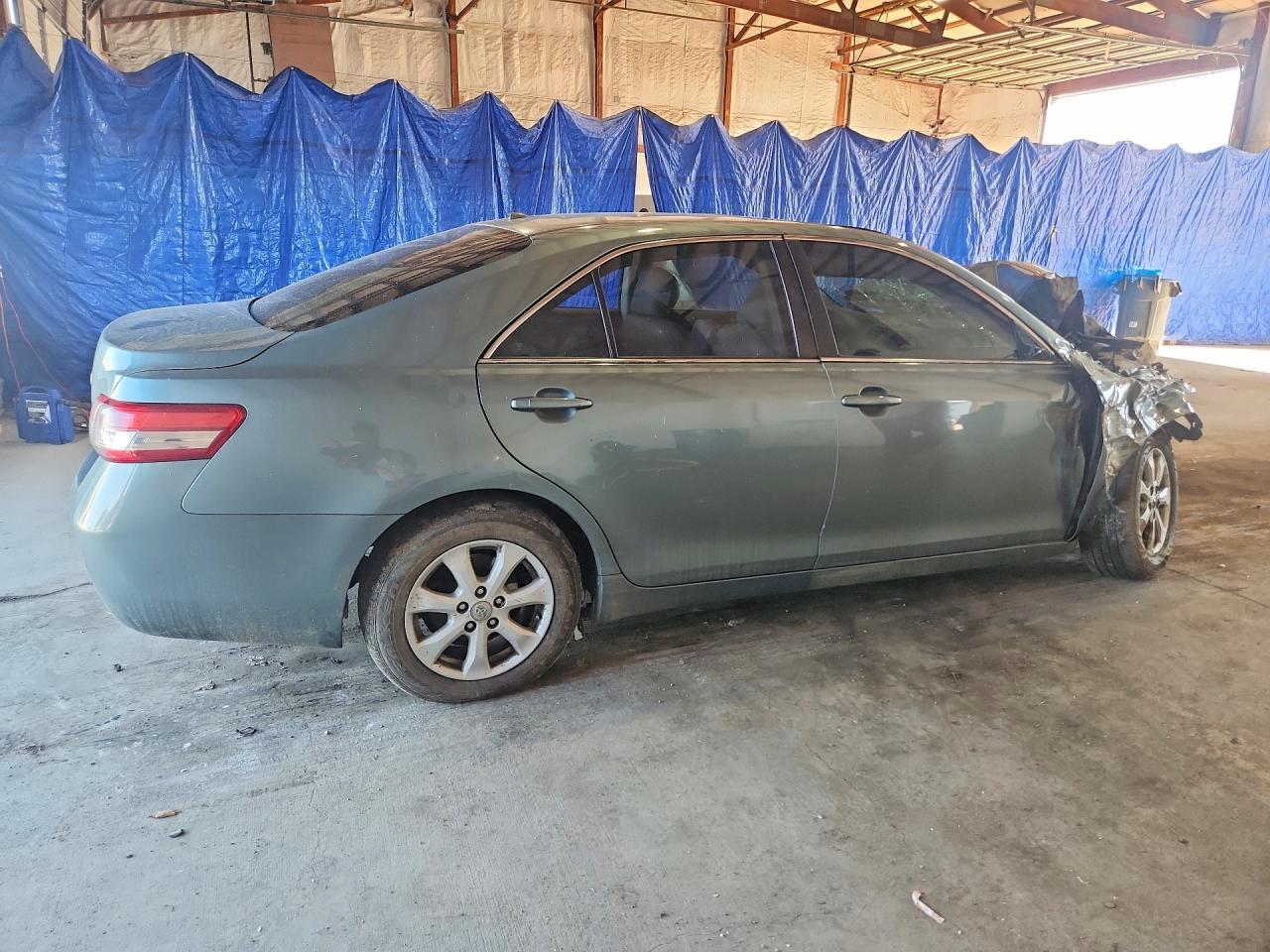 2010 Toyota Camry Le - Фото 3