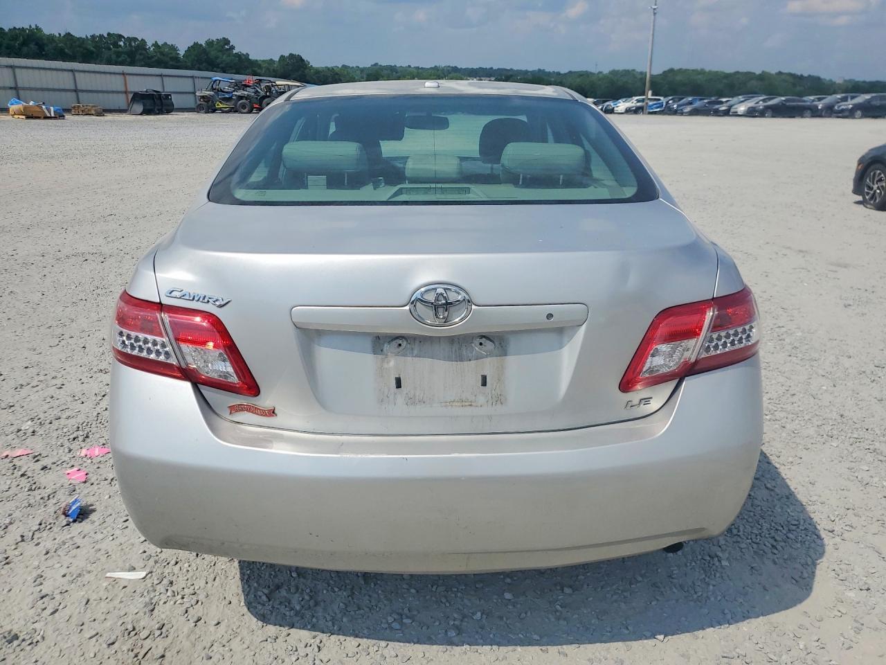 2011 Toyota Camry Le - Фото 6
