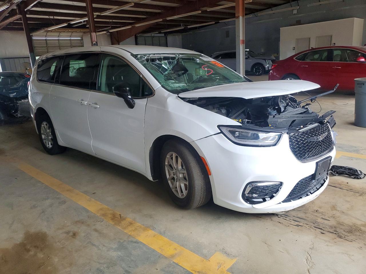 2024 Chrysler Pacifica Touring L - Image 4