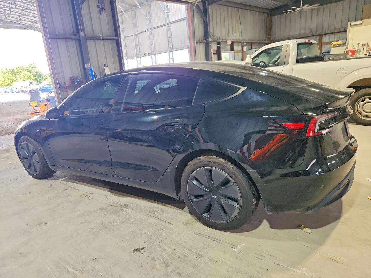 2025 Tesla Model 3 - Фото 2