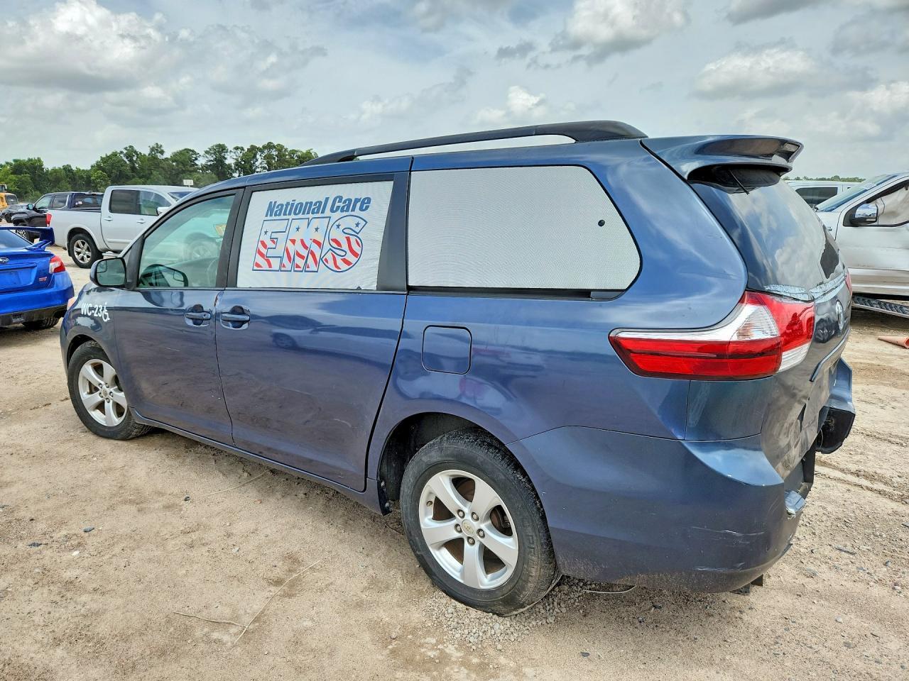 2015 Toyota Sienna Le - Фото 2