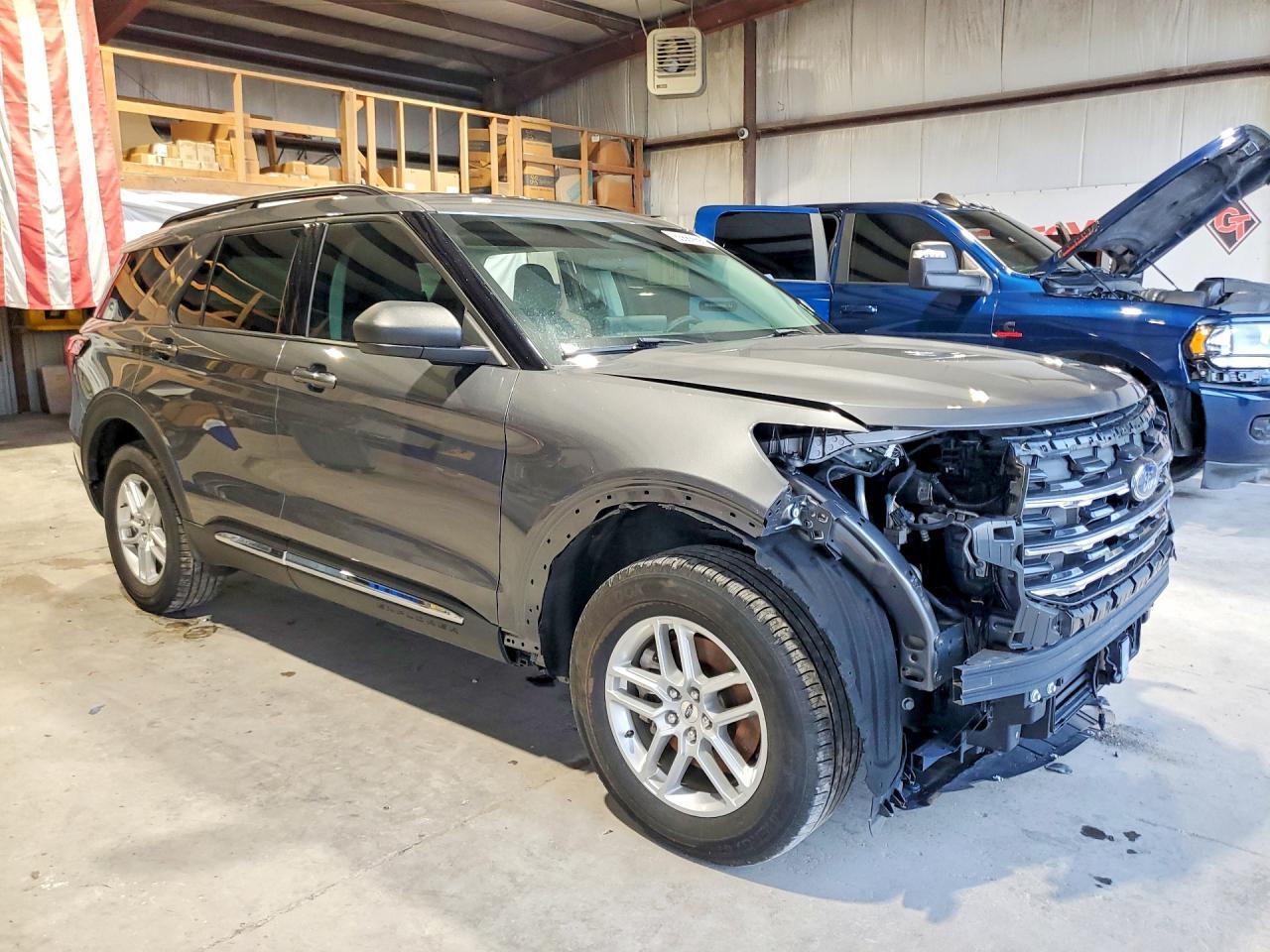 2025 Ford Explorer Active - Image 4
