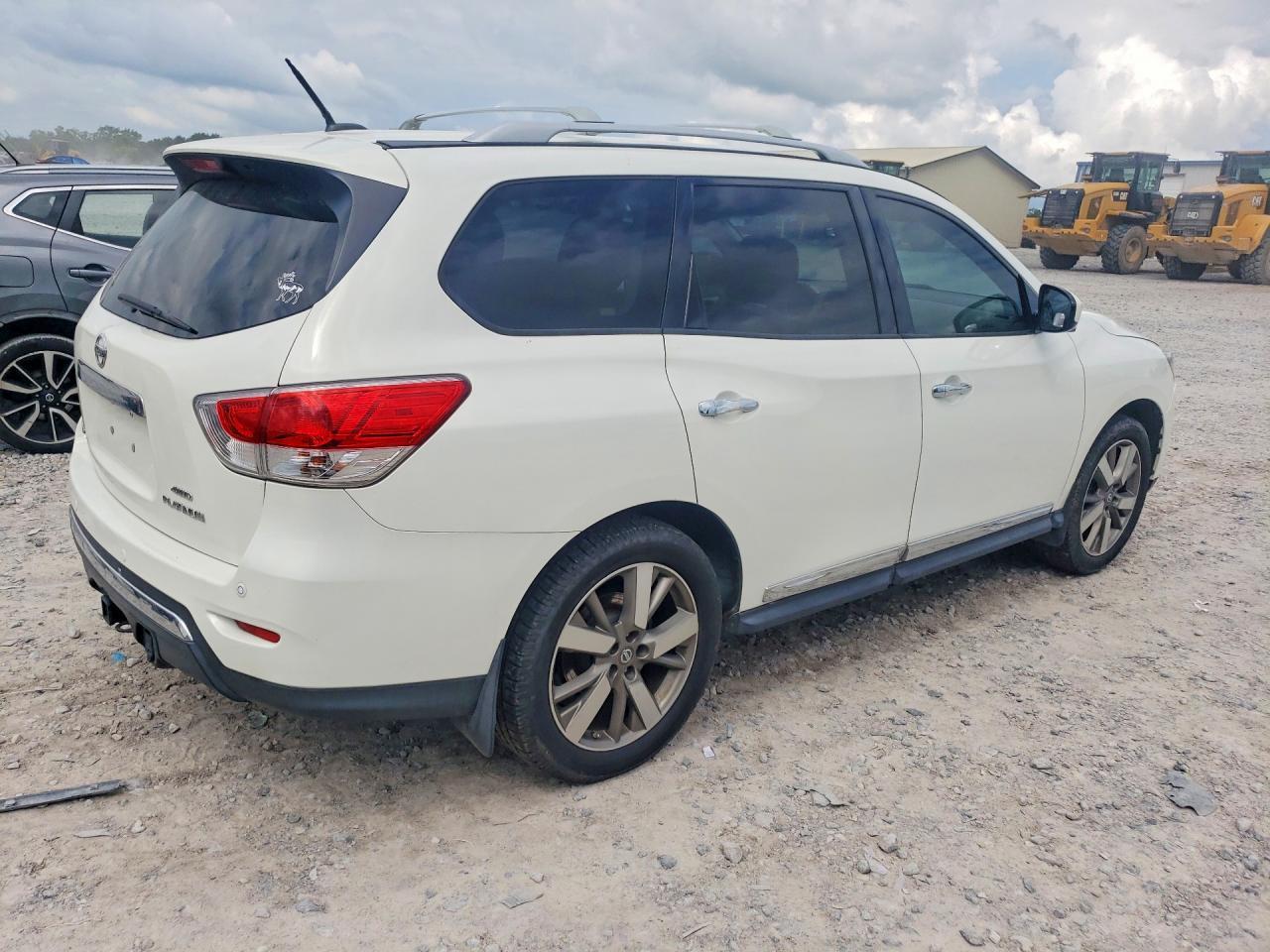 2014 Nissan Pathfinder S - Image 3
