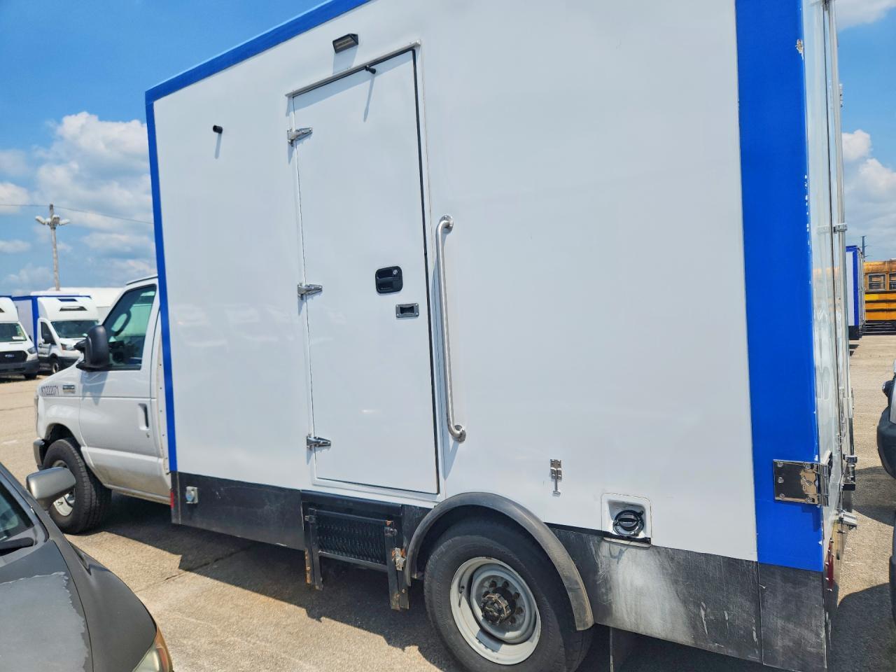 2023 Ford E350 Refrigerated Truck Refrigerated Box Truck - Image 2