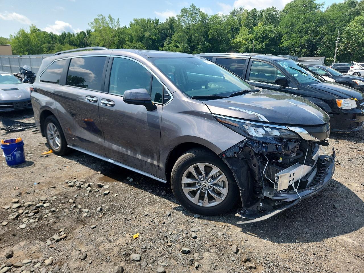 2024 Toyota Sienna Xle - Image 4