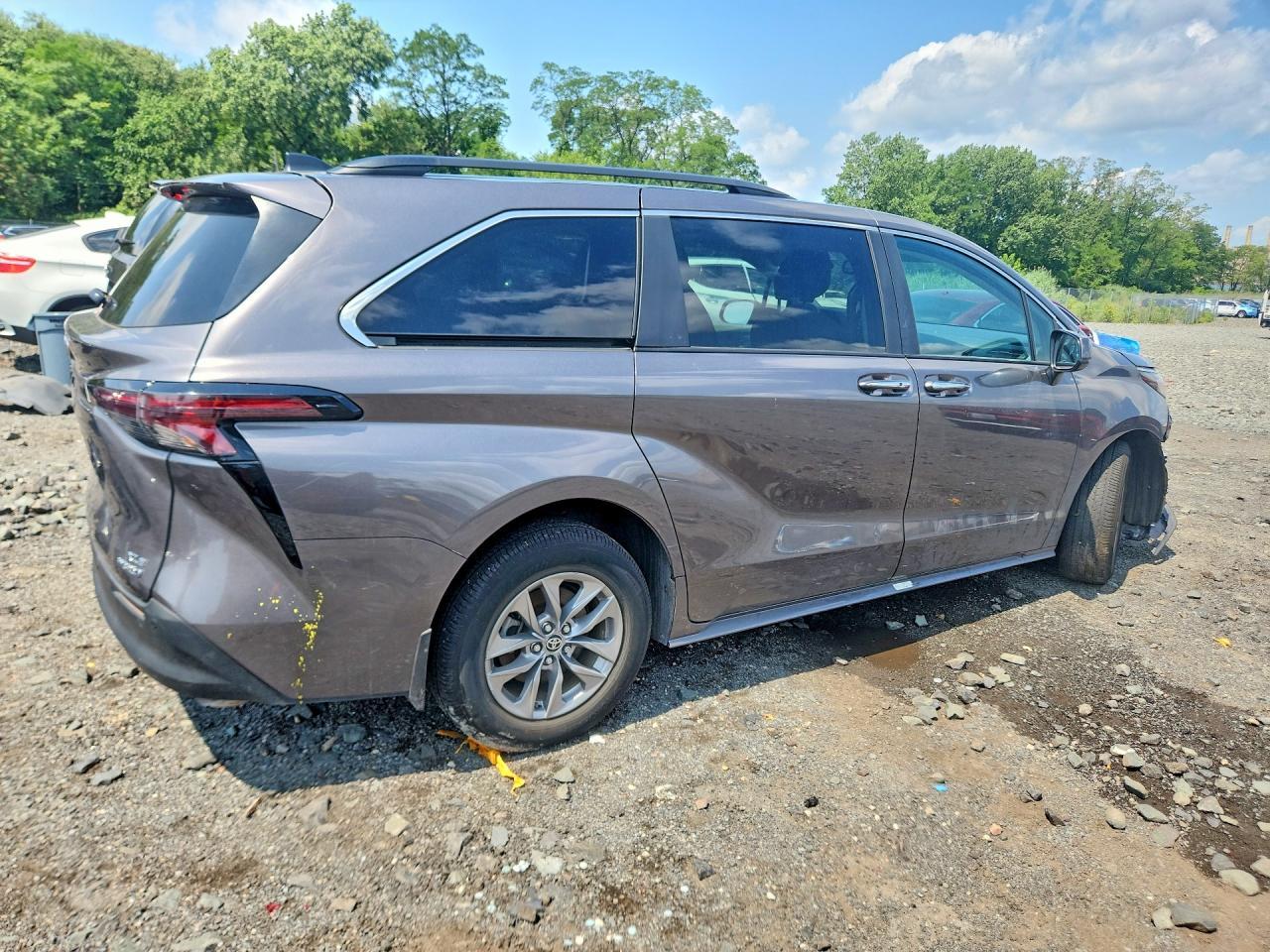 2024 Toyota Sienna Xle - Image 3