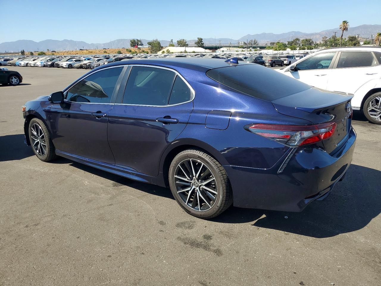 2021 Toyota Camry Se - Фото 2