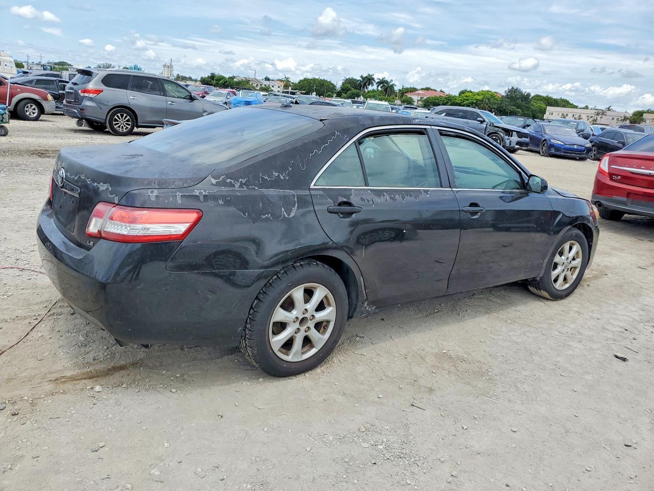 2011 Toyota Camry Le - Image 3
