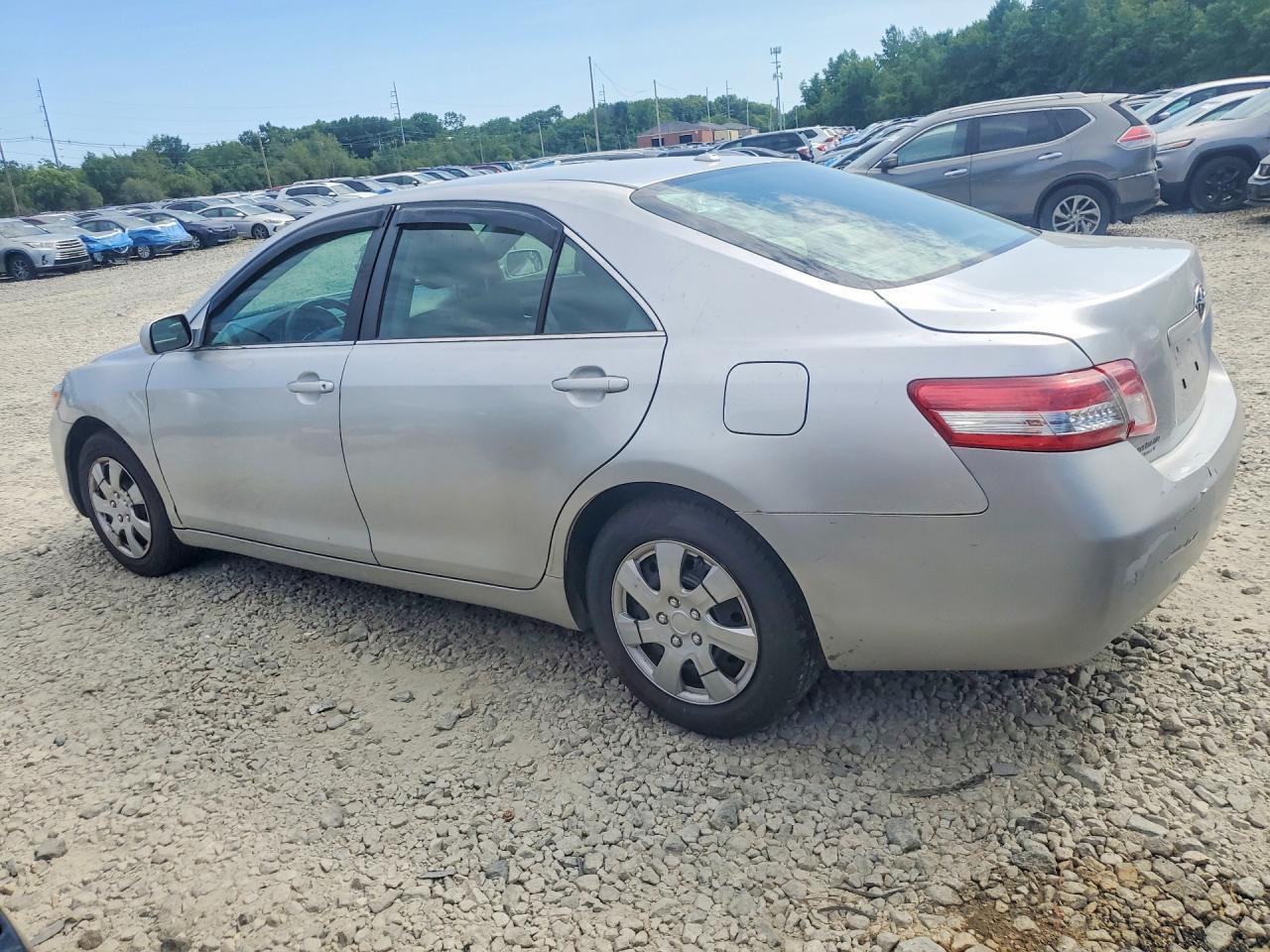 2011 Toyota Camry Le - Фото 2