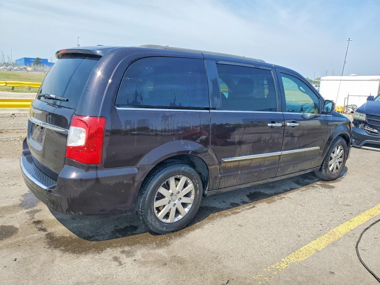 2015 Chrysler Town & Country Touring - Image 3