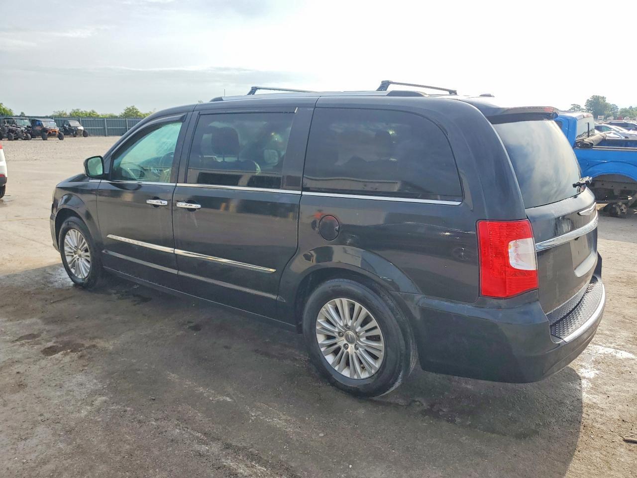 2012 Chrysler Town & Country Limited - Фото 2
