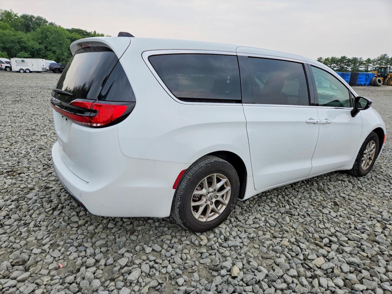 2024 Chrysler Pacifica Touring L - Image 3