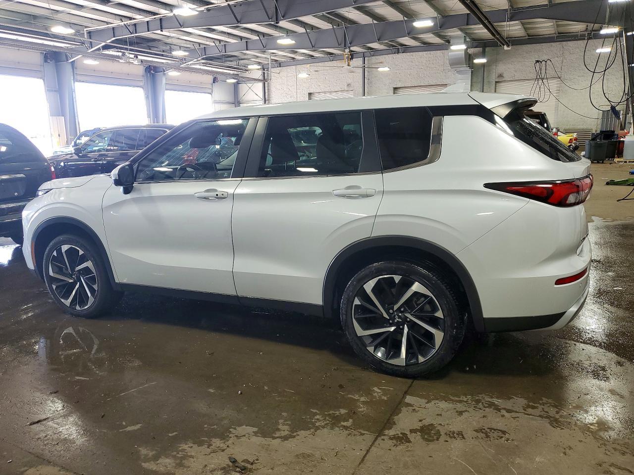 2023 Mitsubishi Outlander Se - Image 2