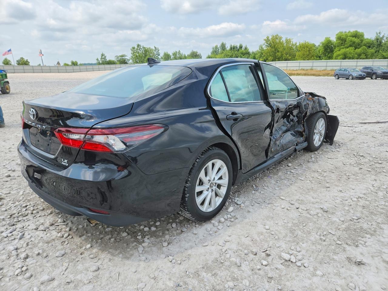 2023 Toyota Camry Le - Фото 3