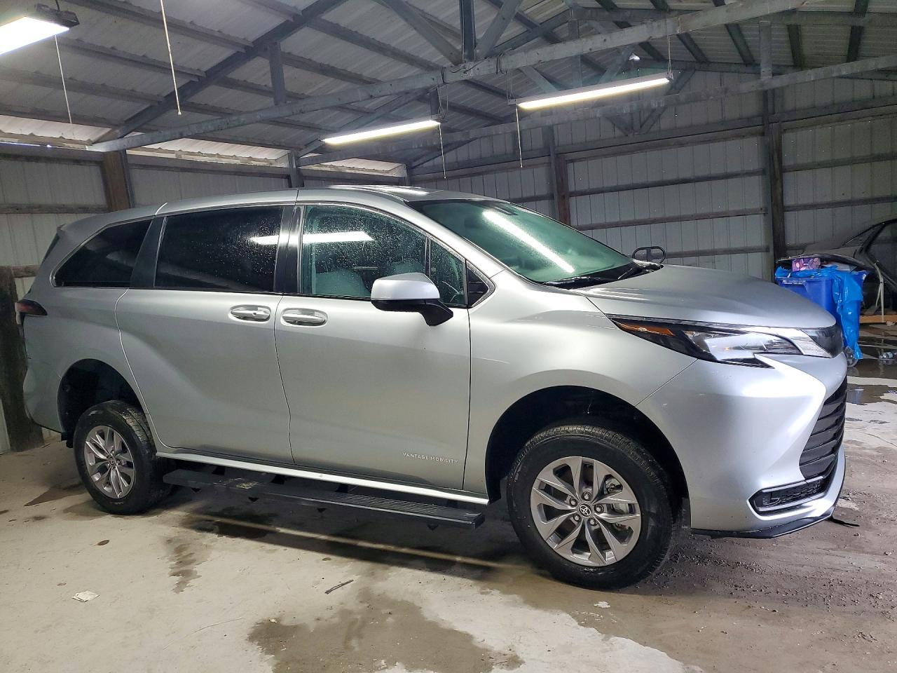 2024 Toyota Sienna Le 8-Passenger - Image 4