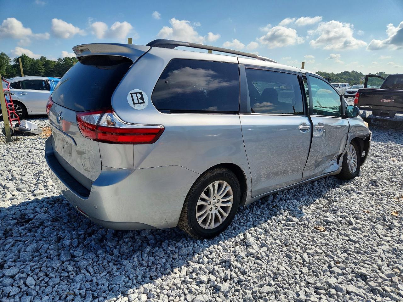 2015 Toyota Sienna Xle Premium 8-Passenger - Image 3