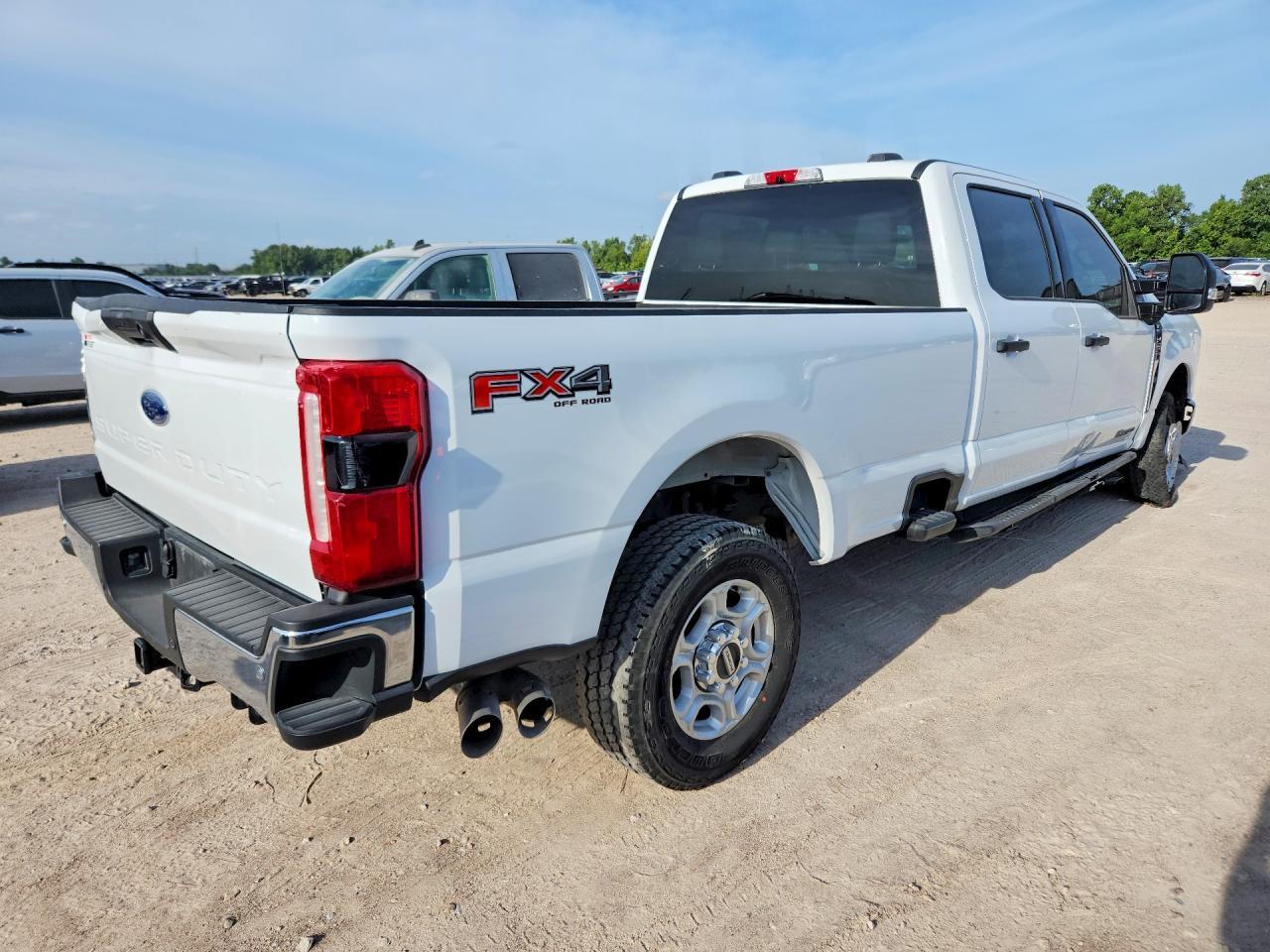 2025 Ford F250 Super Duty - Фото 3