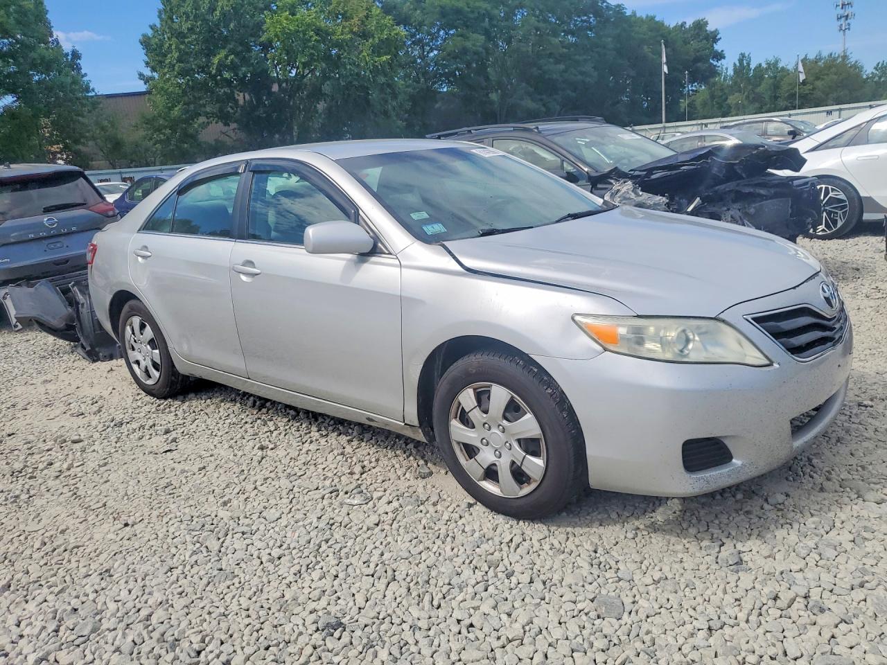 2011 Toyota Camry Le - Фото 4