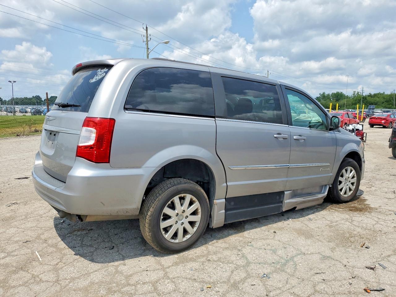 2015 Chrysler Town & Country Touring - Фото 3