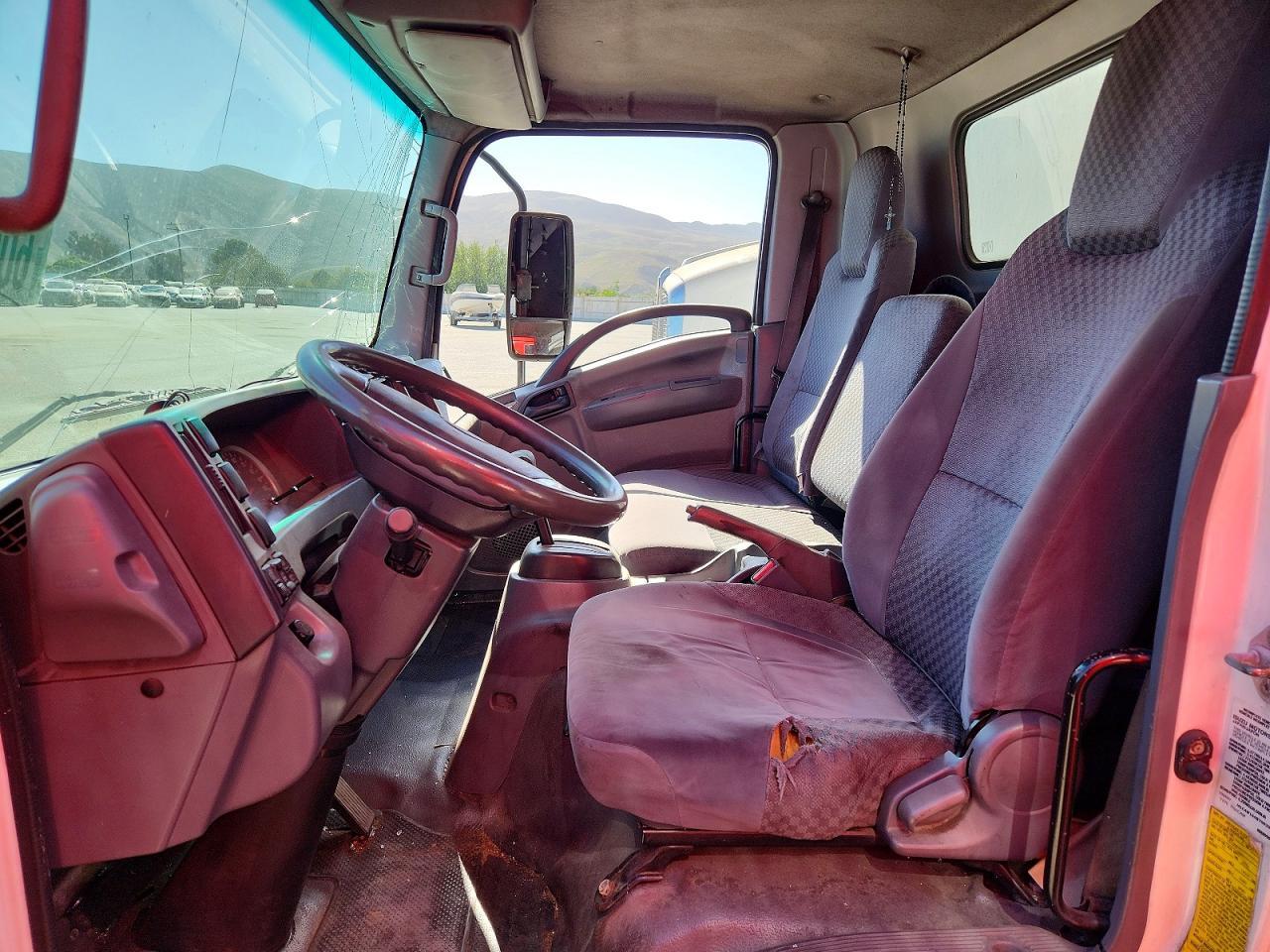 2011 Isuzu Npr Hd Box Truck - Image 7