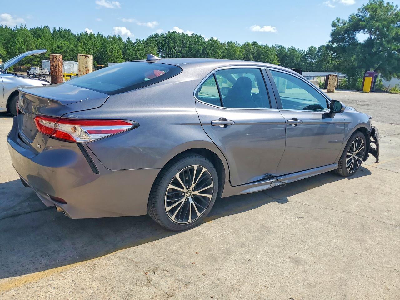 2020 Toyota Camry Se - Фото 3