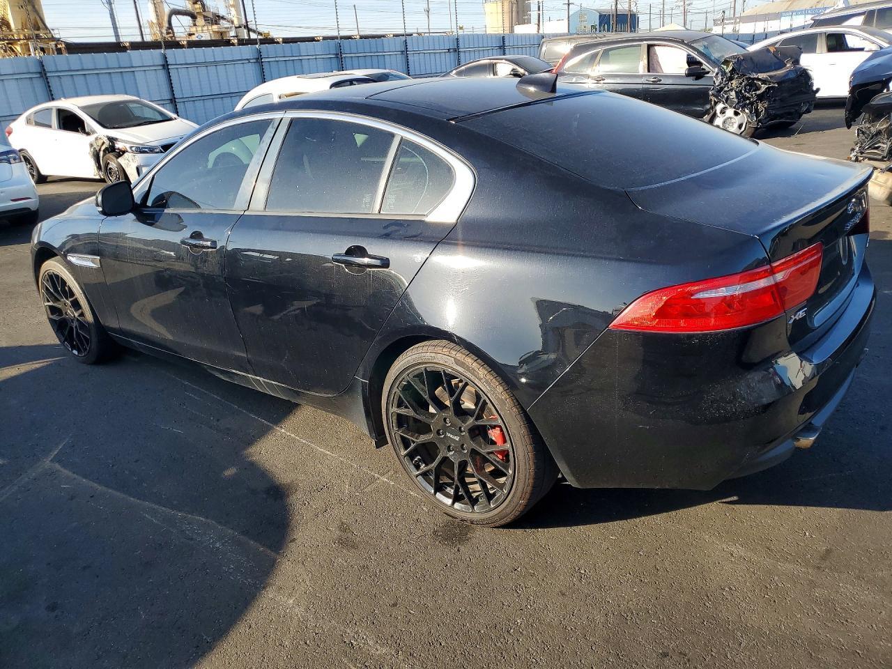 2017 Jaguar Xe Premium - Фото 2