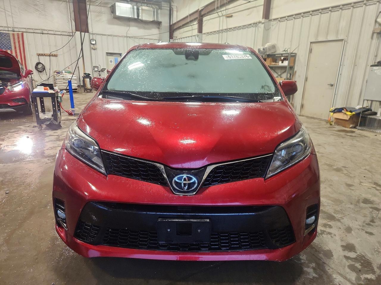 2018 Toyota Sienna Se Premium 8-Passenger - Image 5