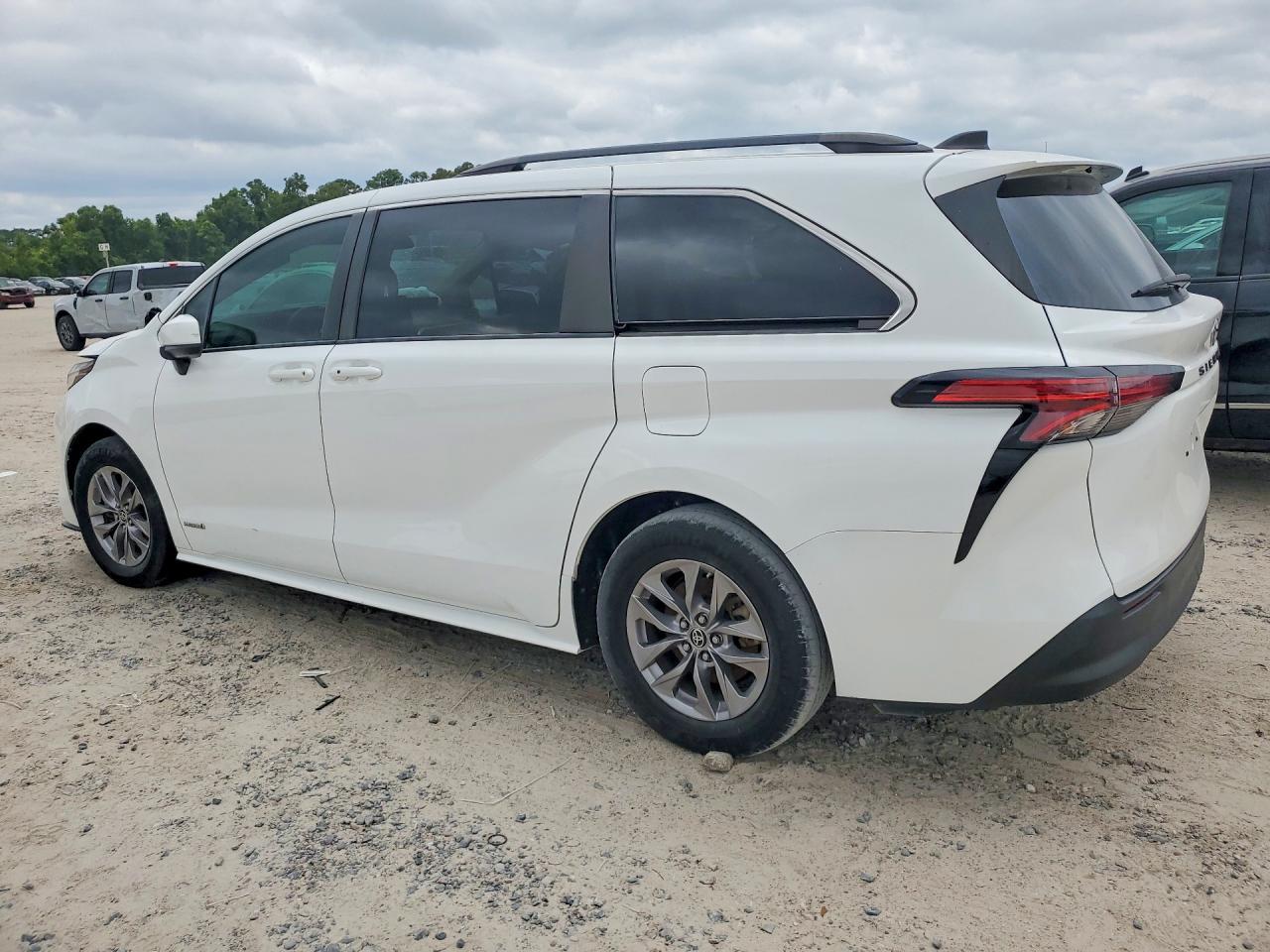 2021 Toyota Sienna Le - Image 2