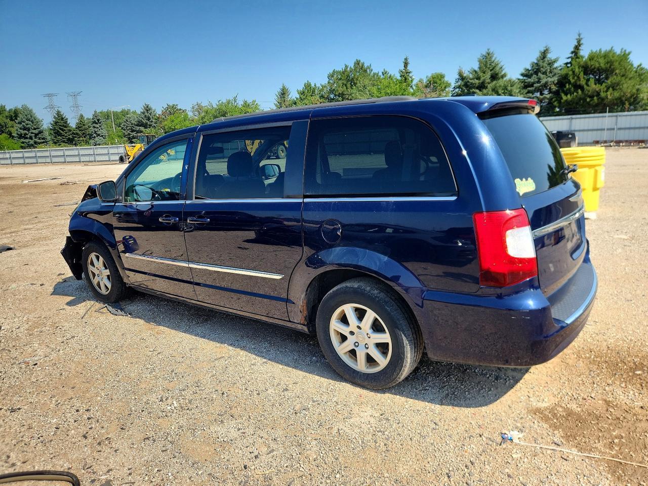 2012 Chrysler Town & Country Touring - Фото 2