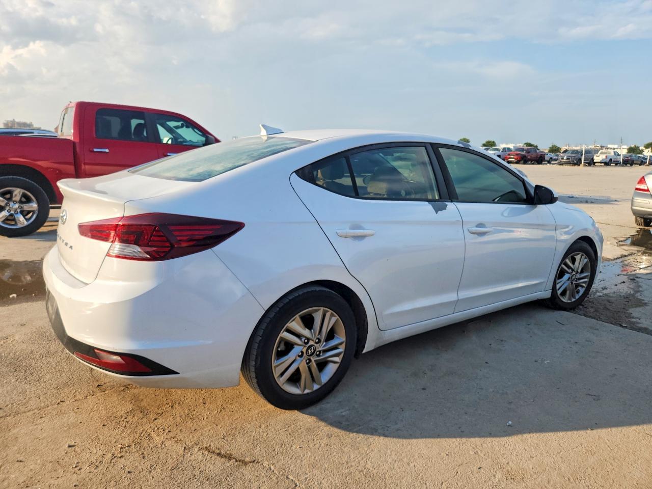 2019 Hyundai Elantra Sel - Image 3