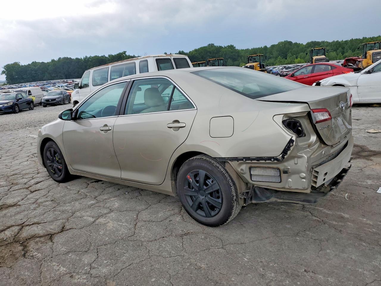 2013 Toyota Camry Le - Фото 2