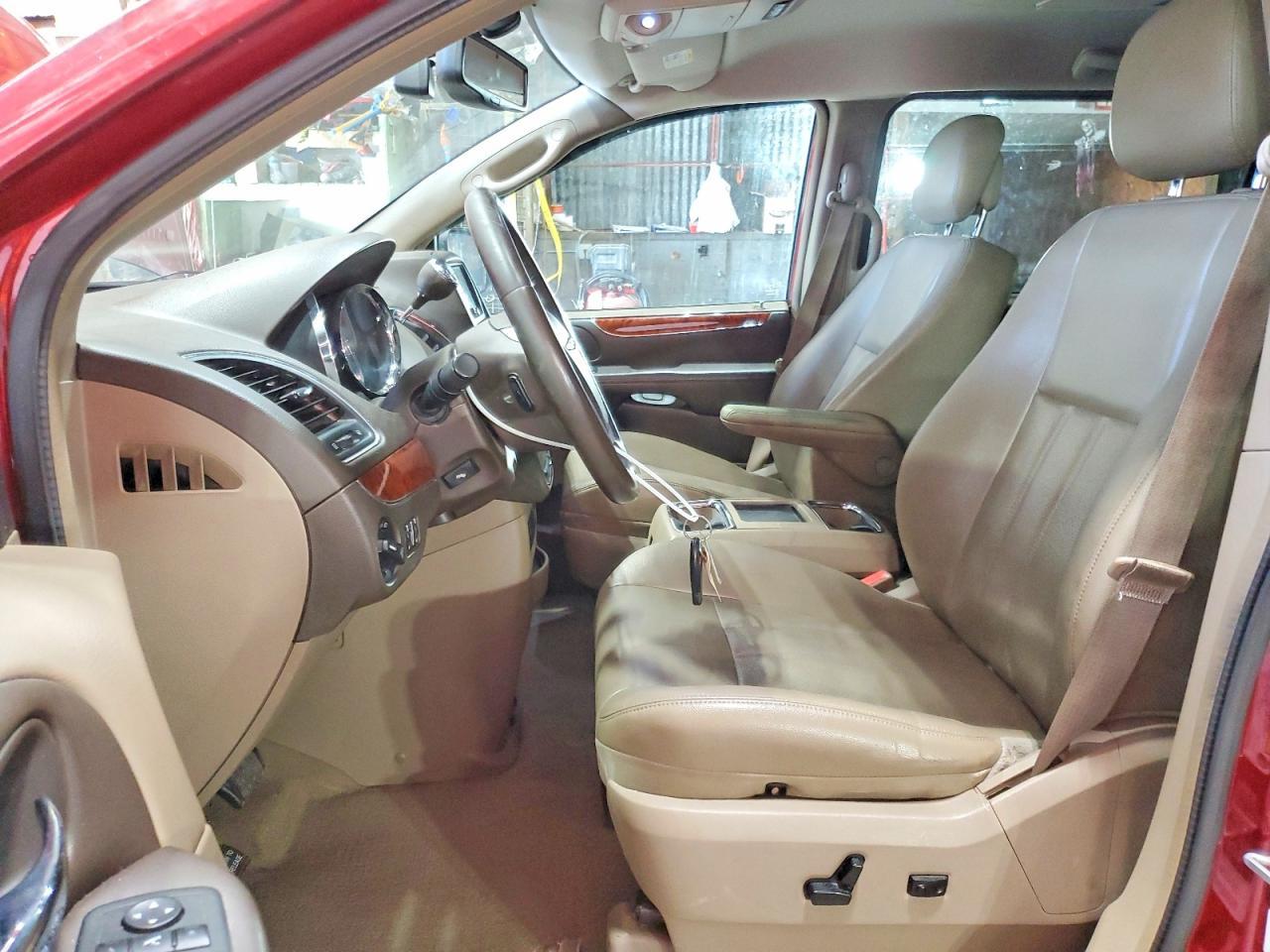 2013 Chrysler Town & Country Touring L - Фото 7