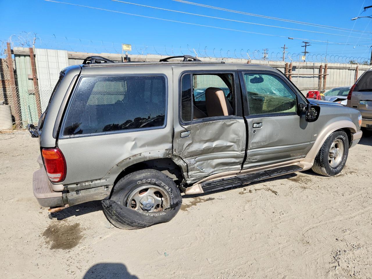 2000 Ford Explorer Eddie Bauer - Image 3