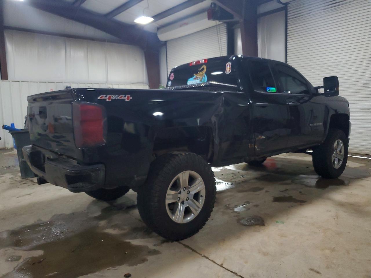 2017 Chevrolet Silverado K1500 Custom - Фото 3
