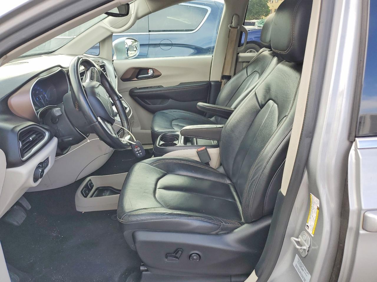 2017 Chrysler Pacifica Touring L - Image 7