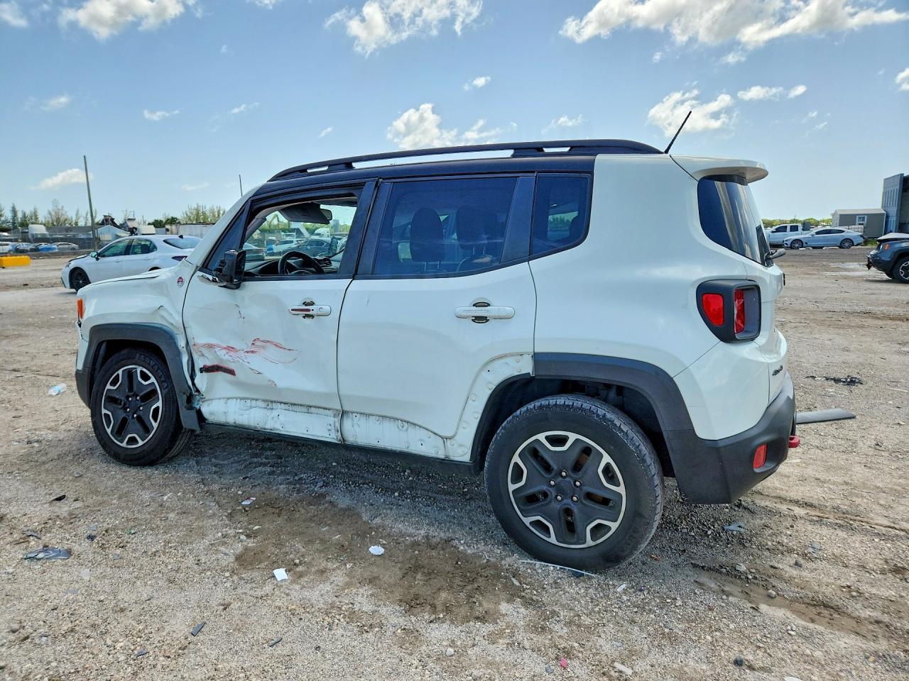 2016 Jeep Renegade Trailhawk - Image 2