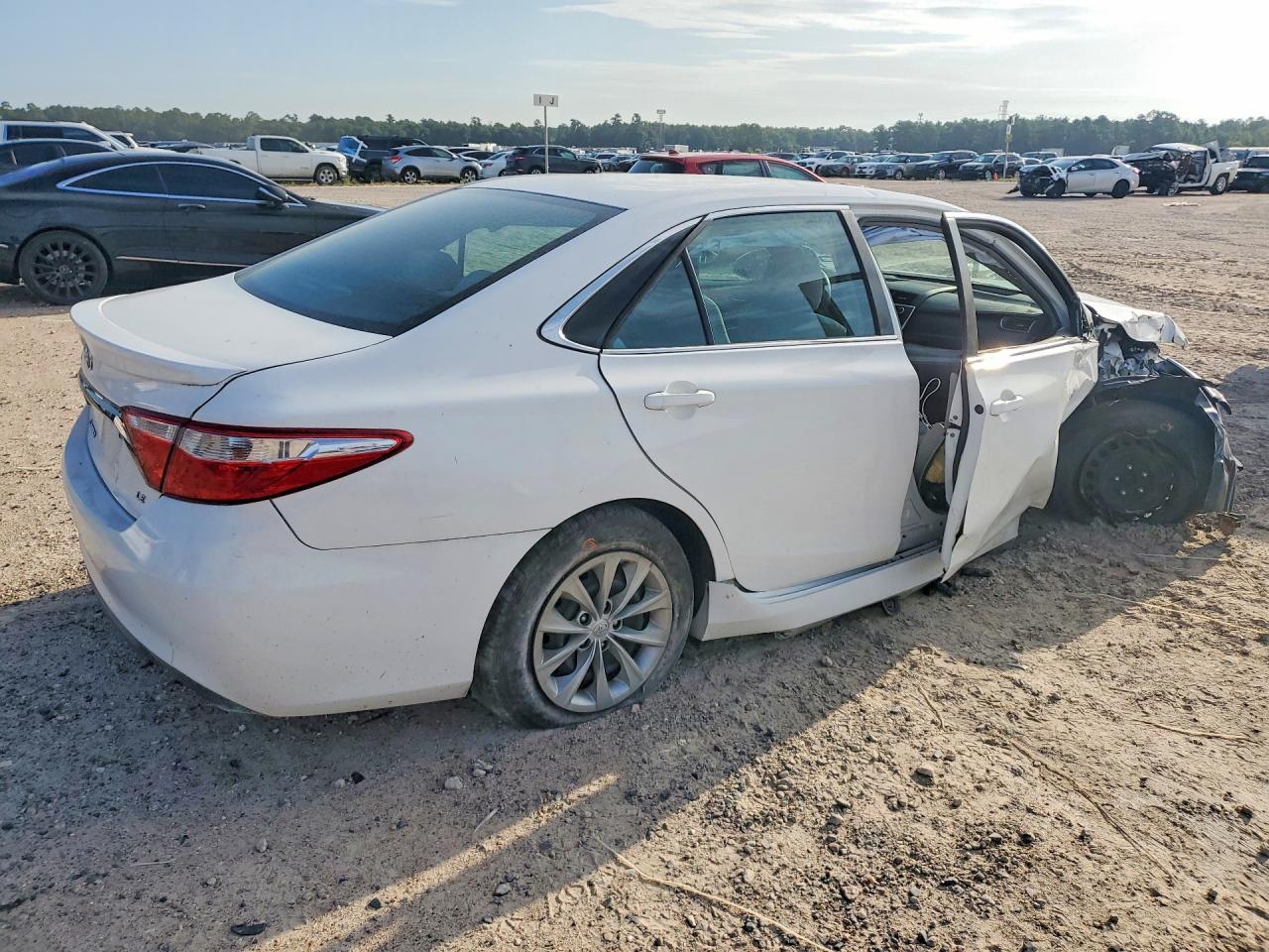 2016 Toyota Camry Le - Фото 3