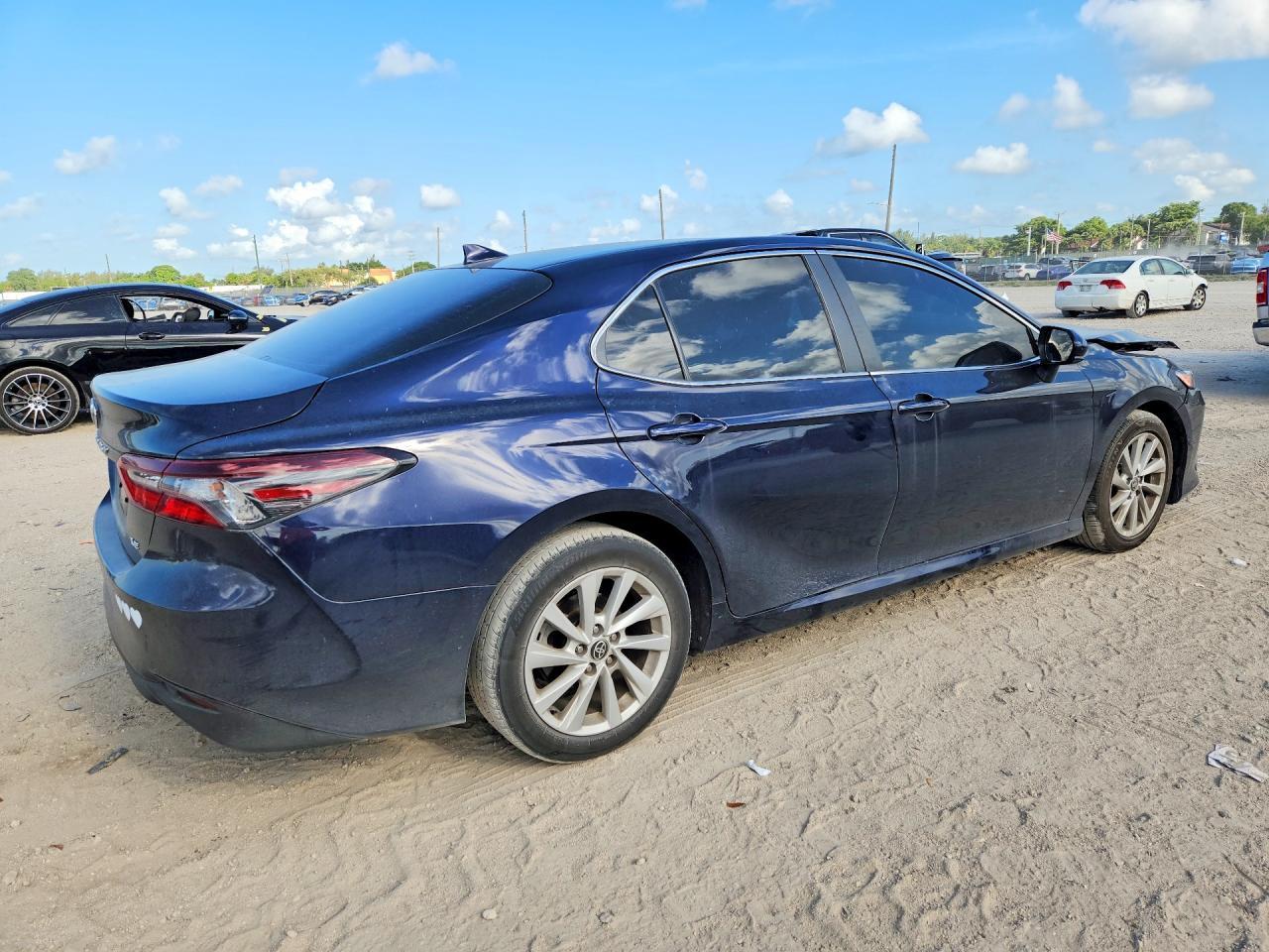 2022 Toyota Camry Le - Фото 3