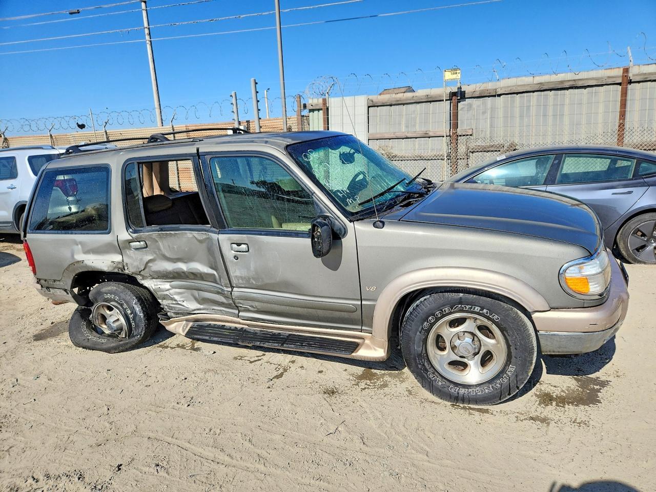 2000 Ford Explorer Eddie Bauer - Image 4